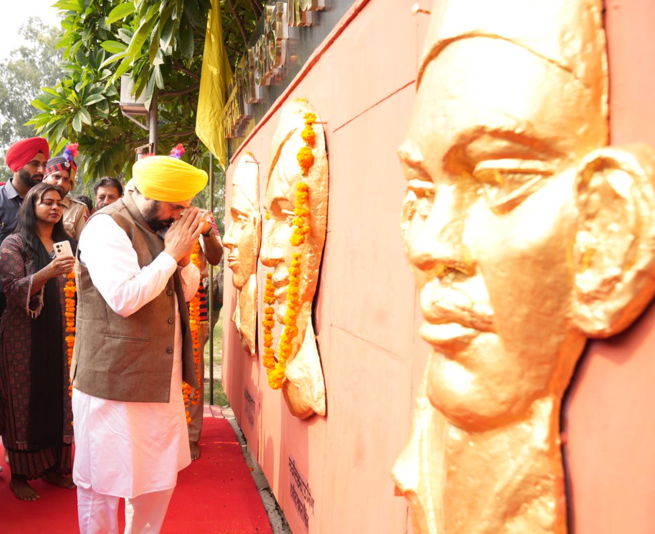 CM calls upon youth to follow ideals of Shaheed Bhagat Singh  Pays floral tributes to Shaheed Bhagat Singh, Rajguru and Sukhdev at Hussainiwala