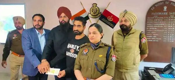 ਸੇਬਾਂ ਦੀਆਂ ਪੇਟੀਆਂ ਚੁੱਕ ਕੇ ਲੈ ਜਾਣ ਦੀ ਸ਼ੋਸ਼ਲ ਮੀਡੀਆ ਤੇ ਵਾਇਰਲ ਹੋਈ ਵੀਡੀਓ ਦੇ ਮਾਮਲੇ ਵਿੱਚ ਪੰਜਾਬੀ ਵਪਾਰੀਆਂ ਨੇ 9 ਲੱਖ 12 ਹਜ਼ਾਰ ਦਾ ਦਿੱਤਾ ਚੈੱਕ