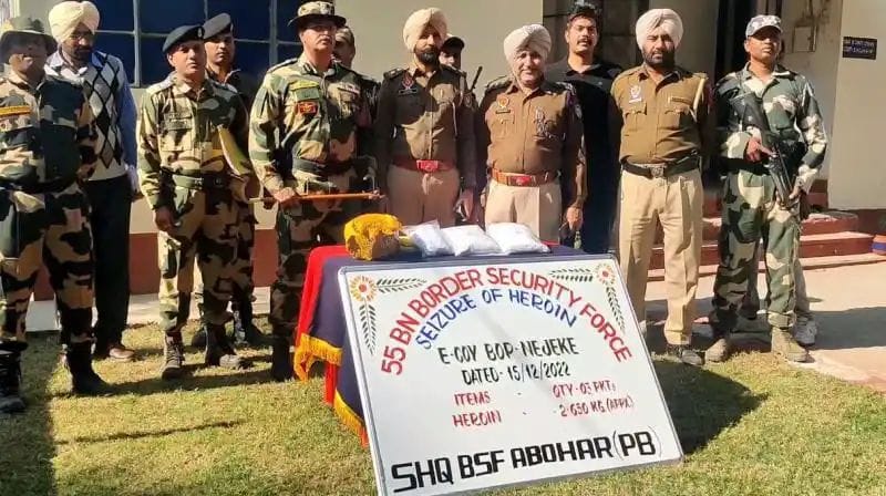 ਫਾਜ਼ਿਲਕਾ ‘ਚ BSF ਨੇ ਪਾਕਿਸਤਾਨ ਵੱਲੋਂ ਡਰੋਨ ਰਾਹੀਂ ਭੇਜੀ 2.5 ਕਿਲੋ ਹੈਰੋਇਨ ਕੀਤੀ ਬਰਾਮਦ