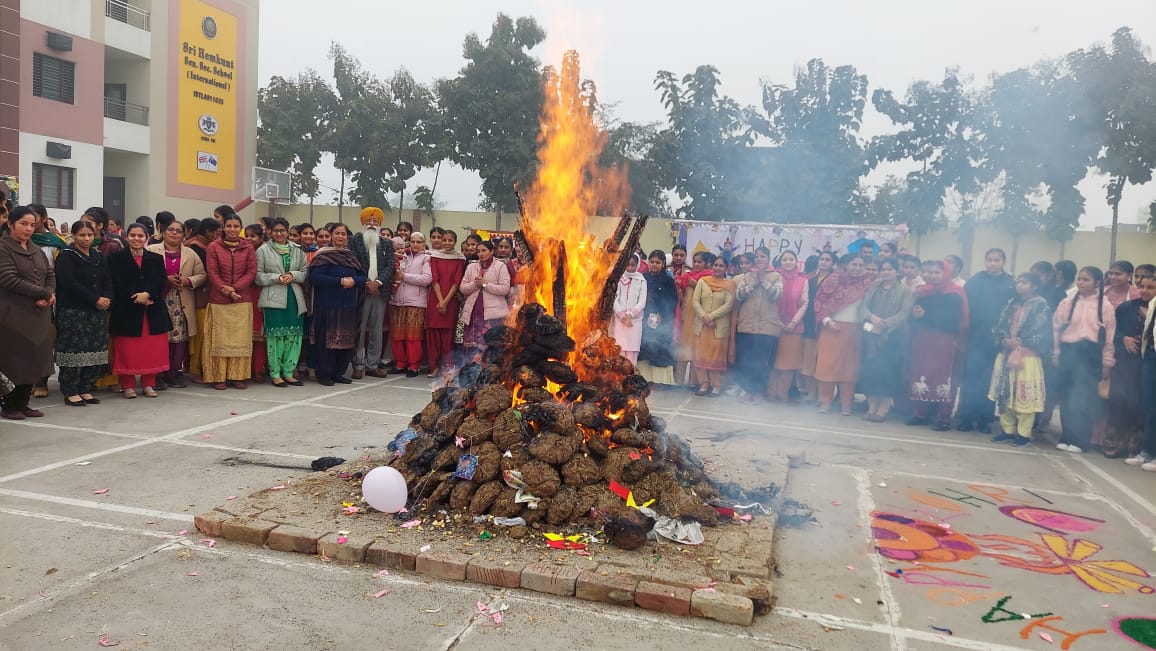 ਕੋਟ ਇਸੇ ਖਾਨ ਮੋਗਾ ਦੇ ਨਿਜ਼ੀ ਸਕੂਲ ਸ਼੍ਰੀ ਹੇਮਕੁੰਟ ਸੀਨੀਅਰ ਸੈਕੰਡਰੀ ਸਕੂਲ ਵਿਖੇ ਮਨਾਇਆ ਲੋਹੜੀ ਦਾ ਤਿਉਹਾਰ