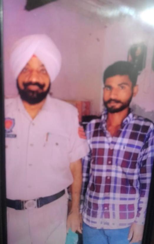ਕਾਊਂਟਰ ਇੰਟੈਲੀਜੇਨਸ ਨੂੰ ਮਿਲੀ ਵੱਡੀ ਸਫਲਤਾ ਕੇਂਦਰੀ ਜੇਲ ਦਾ ਵਾਰਡਨ ਜੇਲ ਅੰਦਰ ਨਸ਼ਾ ਸਪਲਾਈ ਕਰਦਾ ਕੀਤਾ ਕਾਬੂ ਜੇਲ ਵਾਰਡਨ ਦਾ ਪੁੱਤਰ ਬਸ਼ਰ ਲਿਆਂਦਾ ਸੀ ਚਿੱਟਾ। ਪਿਓ ਕਰਦਾ ਸੀ ਅੰਦਰ ਸਪਲਾਈ