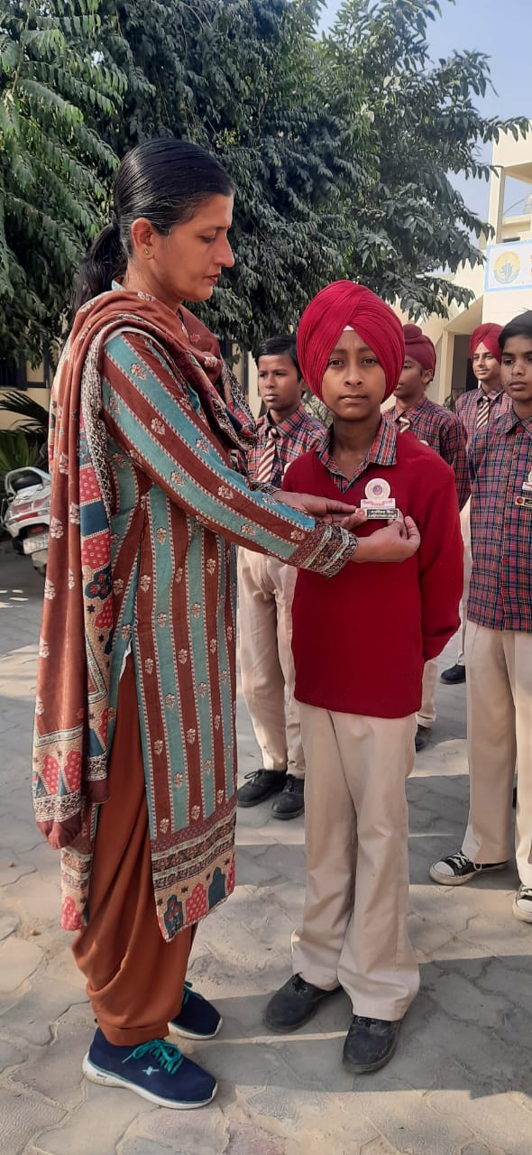ਸਕੂਲੀ ਵਿਦਿਆਰਥੀਆਂ ਨੂੰ ਐਸ.ਪੀ.ਸੀ. ਬੈਚ ਅਤੇ ਨਾਮ ਪਲੇਟ ਲਗਾਏ