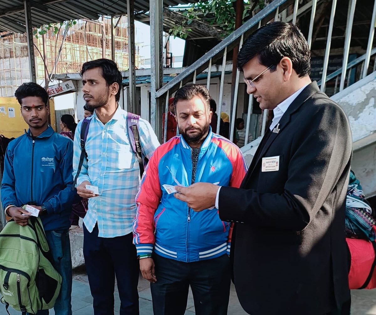 फरवरी माह में टिकट चेकिंग द्वारा ₹2.39 करोड़ रुपए का राजस्व अर्जित किया गया।”