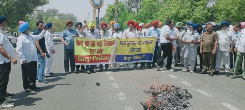 ਪੰਜਾਬ ਮੁਲਾਜ਼ਮ ਤੇ ਪੈਨਸ਼ਨਰਜ਼ ਸਾਂਝਾ ਫਰੰਟ ਵੱਲੋਂ ਫਿਰੋਜ਼ਪੁਰ ‘ਚ ਸਰਕਾਰੀ ਨੀਤੀਆਂ ਖ਼ਿਲਾਫ਼ ਅਰਥੀ ਫੂਕ ਮੁਜ਼ਾਹਰਾ