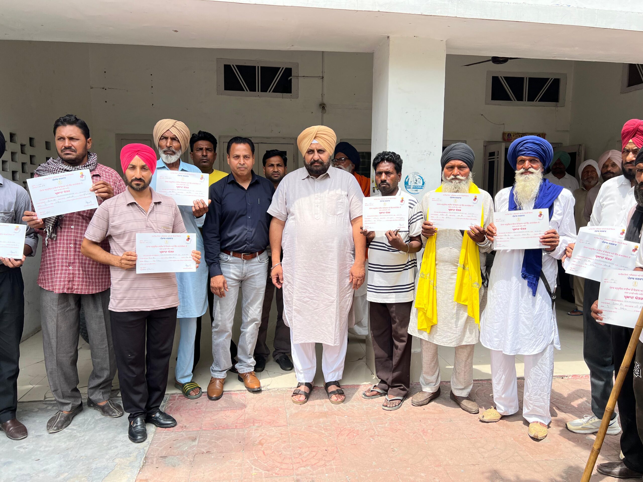 ਵਿਧਾਇਕ ਰਣਬੀਰ ਸਿੰਘ ਭੁੱਲਰ ਨੇ 36 ਲਾਭਪਾਤਰੀਆਂ ਨੂੰ ਕਰਜ਼ਾ ਮੁਆਫੀ ਦੇ ਸਰਟੀਫਿਕੇਟ ਵੰਡੇ