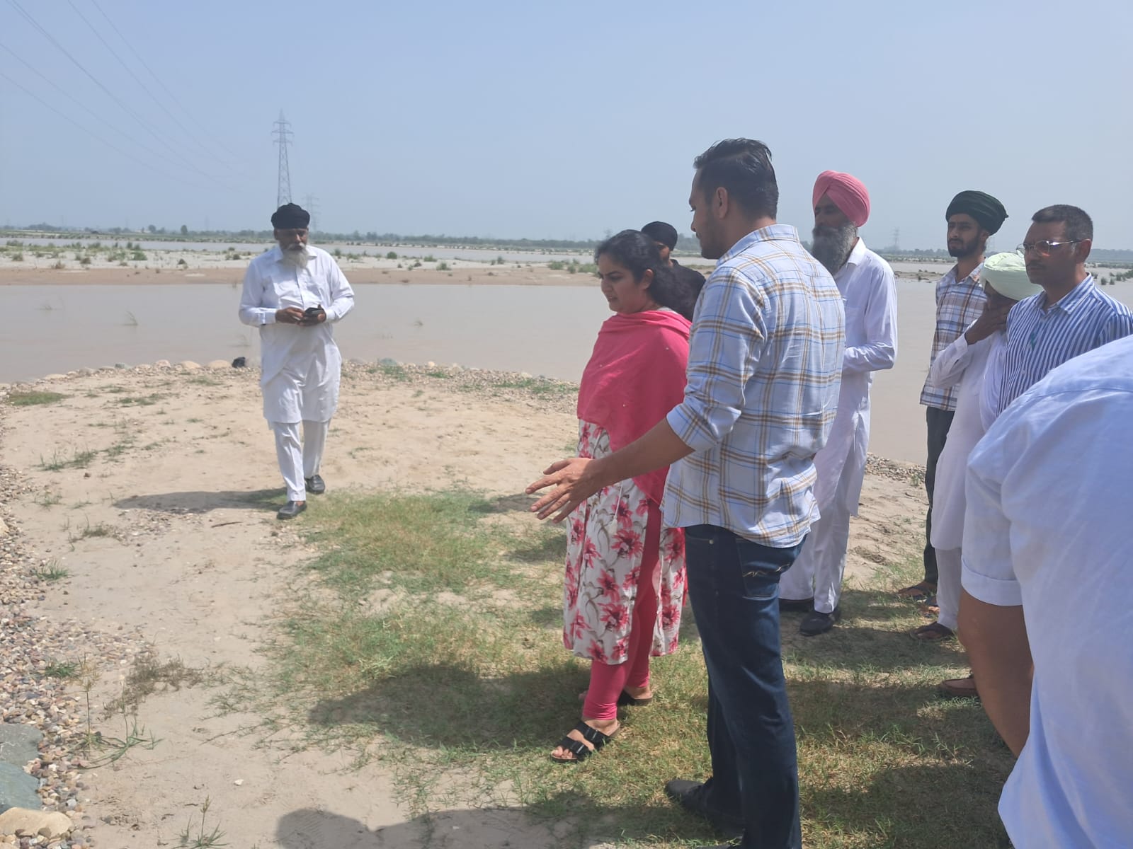 ਡਿਪਟੀ ਕਮਿਸ਼ਨਰ ਨੇ ਸਤਲੁਜ ਦਰਿਆ ਨਾਲ ਲੱਗਦੇ ਪਿੰਡਾਂ ਦਾ ਦੌਰਾ ਕਰਕੇ ਬੰਨ੍ਹਾਂ ਦੀ ਸਥਿਤੀ ਦਾ ਲਿਆ ਜਾਇਜ਼ਾ