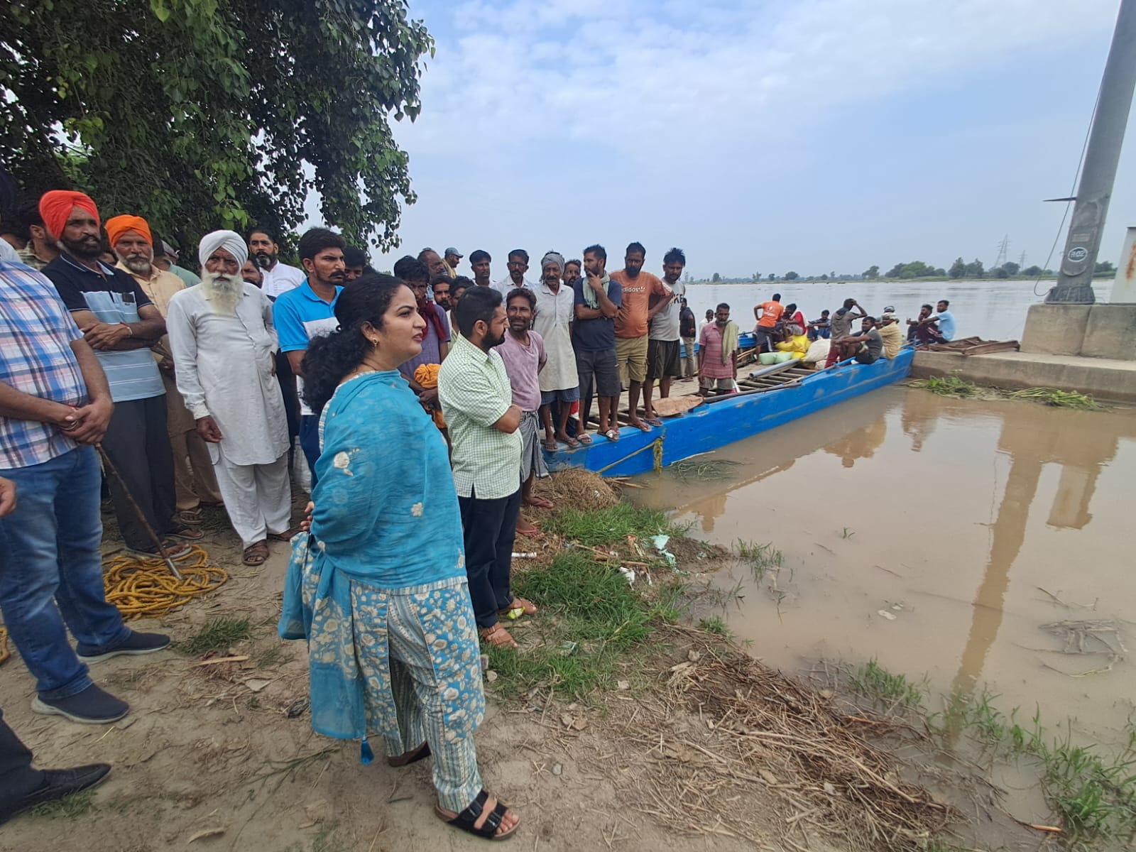 ਡੀ. ਸੀ. ਨੇ ਸਤਲੁਜ ਦਰਿਆ ਨਾਲ ਲੱਗਦੇ ਪਿੰਡ ਦੋਨਾ ਮੱਤੜ ਦਾ ਦੌਰਾ ਕਰਕੇ ਦਰਿਆ ਵਿੱਚ ਪਾਣੀ ਦੇ ਪੱਧਰ ਦਾ ਲਿਆ ਜਾਇਜ਼ਾ
