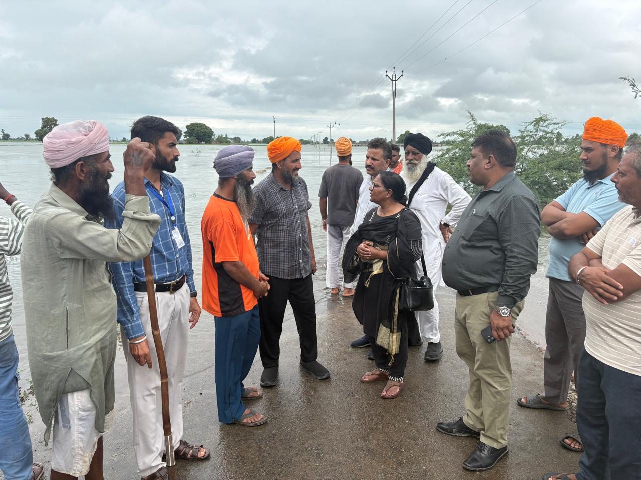 ਸਿਵਲ ਸਰਜਨ ਵੱਲੋਂ ਪਿੰਡ ਰੁਕਨੇ ਵਾਲਾ ਵਿਖੇ ਪਾਣੀ ਦੀ ਮਾਰ ਦਾ ਸਾਹਮਣਾ ਕਰ ਰਹੇ ਲੋਕਾਂ ਨੂੰ ਦਿੱਤਾ ਸਿਹਤ ਪੱਖੋਂ ਹਰ ਮਦਦ ਦਾ ਭਰੋਸਾ