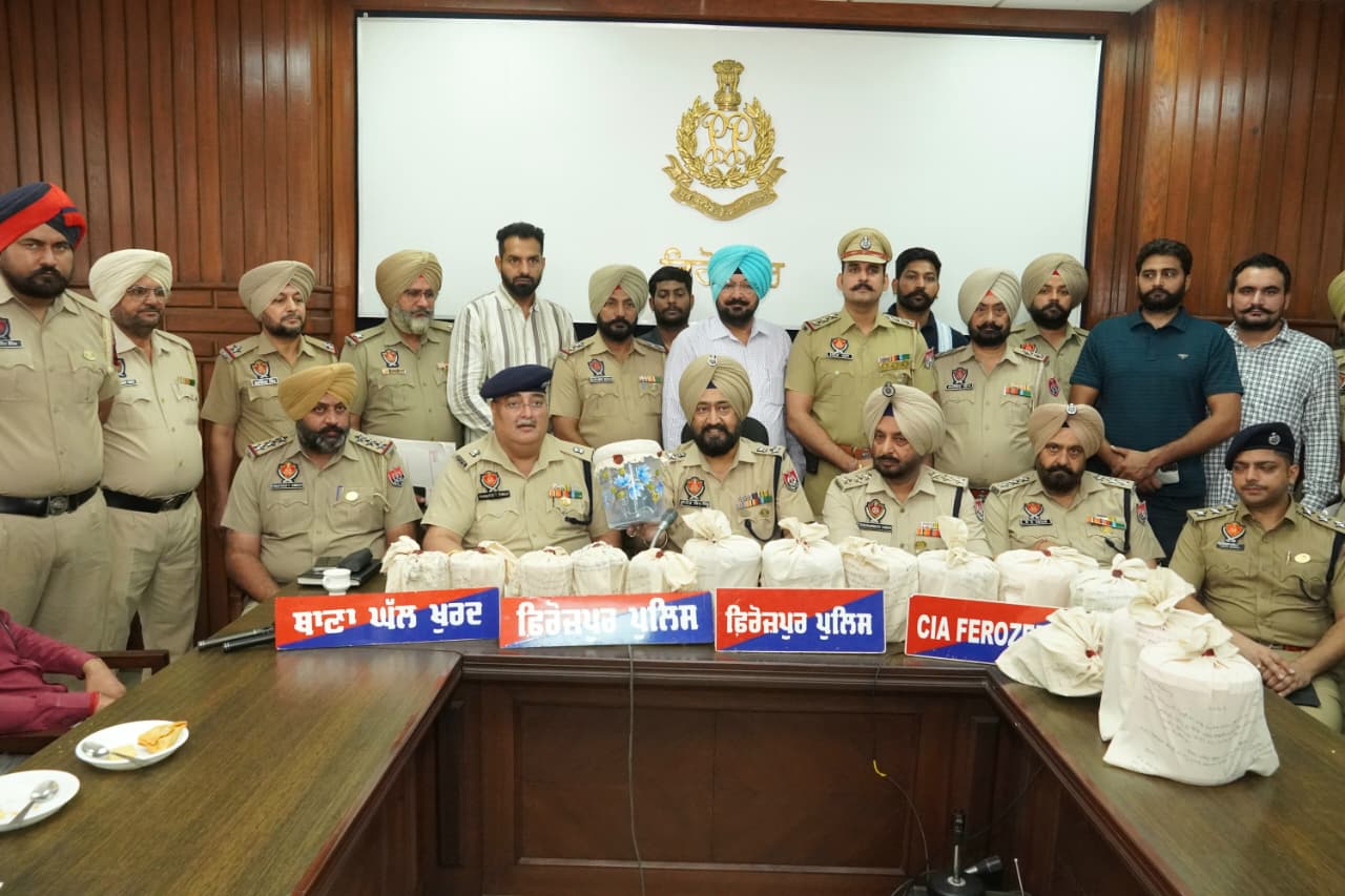 ਫਿਰੋਜ਼ਪੁਰ ਪੁਲਿਸ ਵੱਲੋਂ ਨਸ਼ਾ ਤਸਕਰਾਂ ਵਿਰੁੱਧ ਵੱਡੀ ਕਾਰਵਾਈ: 13 ਕਿਲੋ 21 ਗ੍ਰਾਮ ਹੈਰੋਇਨ, ਪਿਸਤੌਲ ਤੇ 8 ਜਿੰਦੇ ਰੌਂਦਾਂ ਸਮੇਤ ਤਿੰਨ ਗ੍ਰਿਫ਼ਤਾਰ
