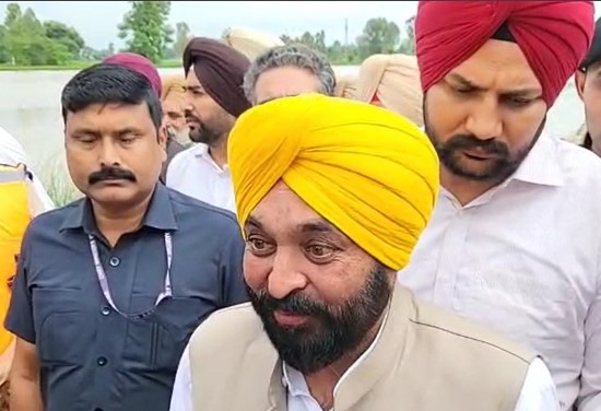 ਮੁੱਖ ਮੰਤਰੀ ਮਾਨ ਹੜ੍ਹ ਪੀੜਤਾਂ ਦੇ ਨਾਲ, ਕਿਹਾ – ਸਹਾਇਤਾ ਨਾ ਮਿਲੀ ਤਾਂ ਪੰਜਾਬ ਆਪ ਕਰੇਗਾ ਸੰਭਾਲ”