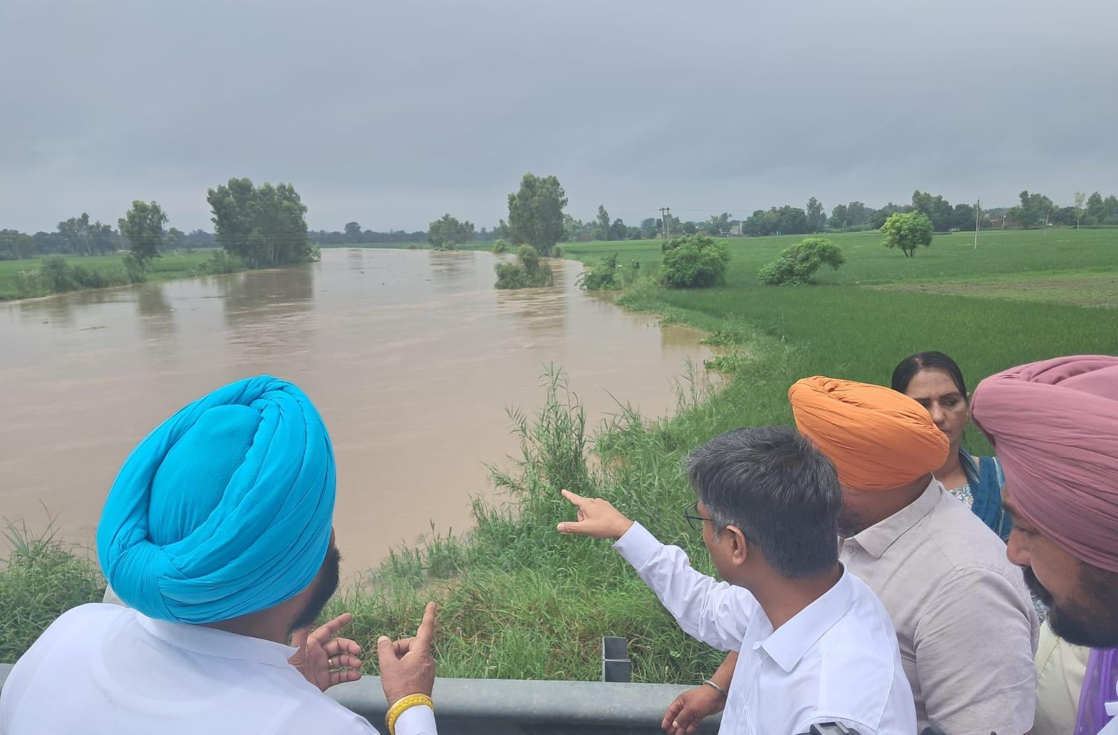 ਫਿਰੋਜ਼ਪੁਰ ਵਿੱਚ ਹੜ੍ਹ ਪ੍ਰਭਾਵਿਤ ਪਿੰਡਾਂ ਦਾ ਜਾਇਜ਼ਾ, 5 ਕਰੋੜ ਦੀ ਮਦਦ ਦਾ ਐਲਾਨ