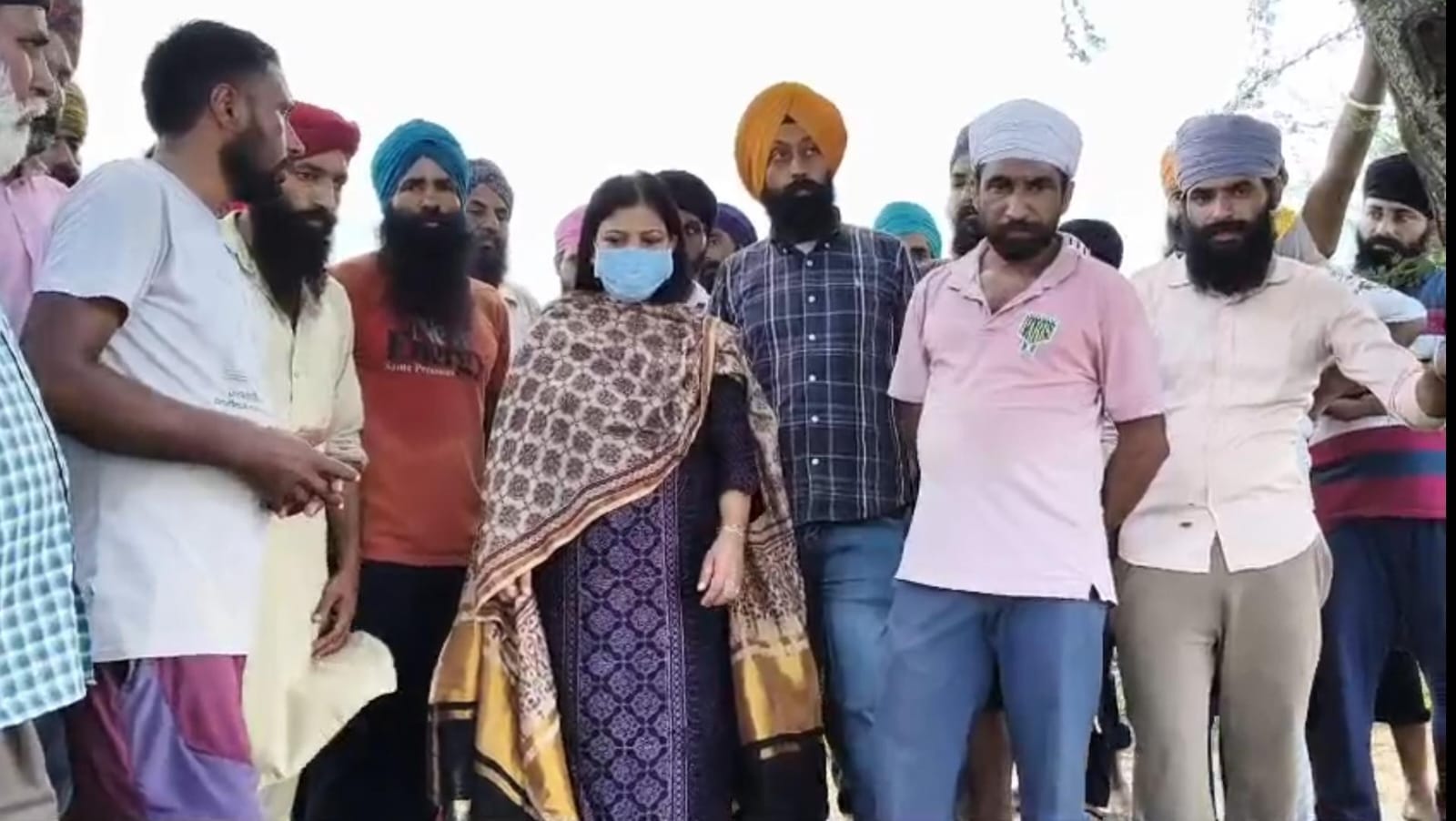 ਫਿਰੋਜ਼ਪੁਰ ਵਿੱਚ ਹੜ੍ਹ ਰਾਹਤ: ਚੀਫ ਜੁਡੀਸ਼ੀਅਲ ਮੈਜਿਸਟ੍ਰੇਟ ਅਨੁਰਾਧਾ ਵੱਲੋਂ ਪਿੰਡ ਦੂਲੇ ਵਾਲਾ ਵਿੱਚ ਖਾਲੀ ਗੱਟੇ ਅਤੇ ਡੀਜ਼ਲ ਮੁਹੱਈਆ