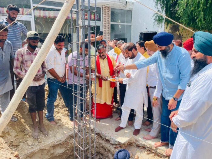 ਸ੍ਰੀ ਦੁਰਗਾ ਮਾਤਾ ਮੰਦਿਰ ਬਜੀਦਪੁਰ ਵਿੱਚ ਮੰਦਿਰ ਦੇ ਹਾਲ ਦਾ ਨਿਰਮਾਣ ਕਰਨ ਲਈ ਰੱਖੀ ਨੀਂਹ 