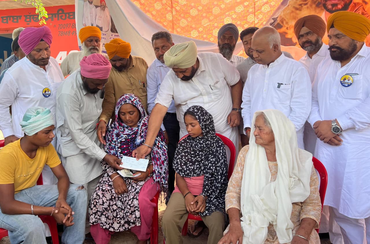 ਵਿਧਾਇਕ ਰਣਬੀਰ ਭੁੱਲਰ ਨੇ ਮ੍ਰਿਤਕ ਬਾਬੂ ਸਿੰਘ ਦੇ ਪਰਿਵਾਰ ਨੂੰ ਸੌਂਪਿਆ 4 ਲੱਖ ਰੁਪਏ ਸਹਾਇਤਾ ਰਾਸ਼ੀ ਦਾ ਚੈੱਕ; 25 ਹਜ਼ਾਰ ਰੁਪਏ ਦੀ ਰਾਸ਼ੀ ਅੰਤਿਮ ਸਸਕਾਰ ਲਈ ਕੀਤੀ ਭੇਟ