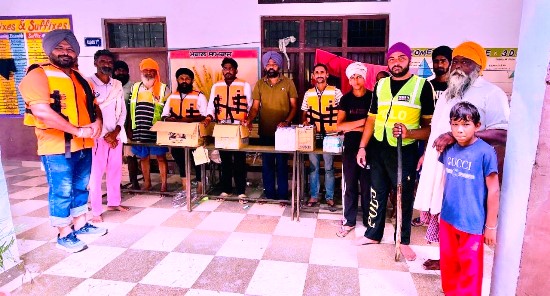 उत्तर प्रदेश से पहुँची इंसानियत की मिसाल, मयंक फ़ाउंडेशन संग बाँटी राहत सामग्री