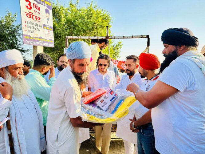 ਏਬੀਵੀਪੀ ਇਕਾਈ ਫਿਰੋਜਪੁਰ ਵਲੋ ਹੜ੍ਹ ਪੀੜਤਾਂ ਨੂੰ ਵੰਡੀ ਰਾਹਤ ਸਮੱਗਰੀ
