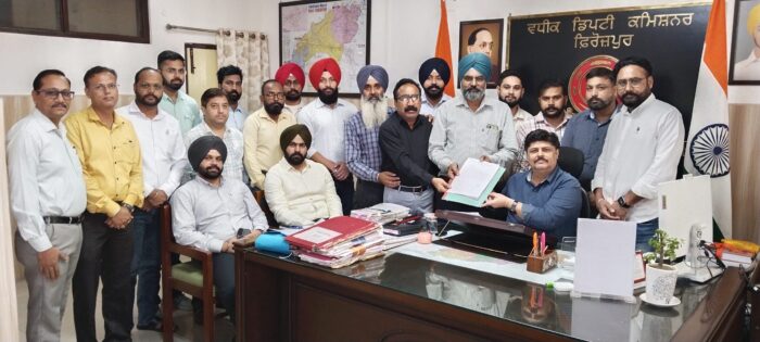 ਮੁਲਾਜ਼ਮ ਮੰਗਾਂ ਸਬੰਧੀ ਏ.ਡੀ.ਸੀ ਨੂੰ ਦਿੱਤਾ ਮੰਗ ਪੱਤਰ