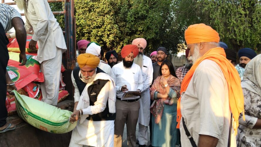 ਜ਼ਿਲ੍ਹਾ ਕਾਨੂੰਨੀ ਸੇਵਾਵਾਂ ਅਥਾਰਟੀ, ਫਿਰੋਜਪੁਰ ਵੱਲੋਂ ਪਿੰਡ ਹੁਸਨਰ, ਗਿੱਦੜਬਾਹਾ ਦੀ ਸੰਸਥਾ ਦੇ ਸਹਿਯੋਗ ਨਾਲ ਹੜ੍ਹ ਪੀੜ੍ਹਤ ਇਲਾਕਿਆਂ ਵਿੱਚ ਕਣਕ ਦਾ ਬੀਜ਼ ਅਤੇ ਖਾਦ ਮੁਹੱਈਆ ਕਰਵਾਈ ਗਈ।