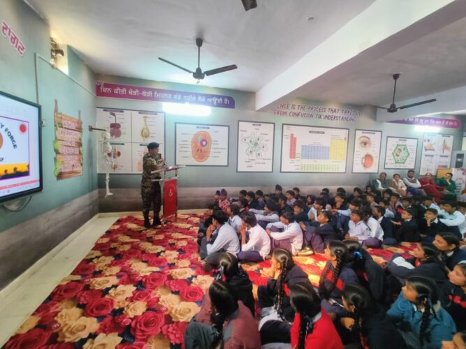 ਬੀਐਸਐਫ ਨੇ ਸਰਹੱਦੀ ਪਿੰਡ ਦੇ ਸਕੂਲ ਵਿਖੇ ਡਾਇਮੰਡ ਜੁਬਲੀ ਆਊਟਰੀਚ ਪ੍ਰੋਗਰਾਮ ਕਰਵਾਇਆ