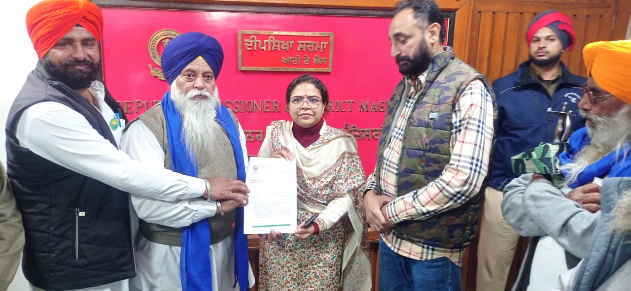 ਕਿਸਾਨ ਮਜ਼ਦੂਰ ਮੋਰਚੇ ਦੇ ਆਗੂਆਂ ਨੇ ਡੀ ਸੀ ਫਿਰੋਜ਼ਪੁਰ ਨੂੰ ਮੰਗ ਪੱਤਰ ਸੌਂਪ ਕੇ ਕੇਂਦਰ ਸਰਕਾਰ ਨੂੰ ਤਰੁੰਤ ਮੰਗਾਂ ਹੱਲ ਕਰਨ ਦੀ ਕੀਤੀ ਮੰਗ।