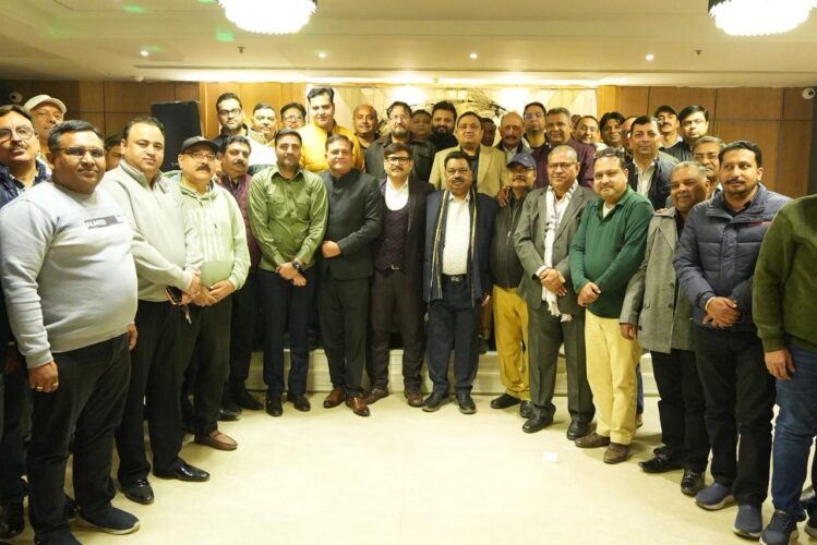 ਵੁਈ ਆਰ ਵਨ ਸੰਗਠਨ ਵੱਲੋਂ ਇੱਕ ਤੂਫਾਨੀ ਮਹੀਨਾਵਾਰ ਮੀਟਿੰਗ ਕੀਤੀ ਗਈ।