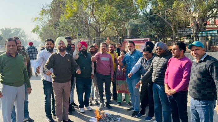 ਅਧਿਆਪਕਾਂ ਵੱਲੋਂ ਸਿੱਖਿਆ ਮੰਤਰੀ ਦੇ ਹਲਕੇ ‘ਚ ਮਹਾਂਰੈਲੀ ਕਰਨ ਦਾ ਐਲਾਨ, ਫੂਕਿਆ ‘ਟੈੱਟ’ ਦੇ ਪੱਤਰ ਦੀਆਂ ਕਾਪੀਆਂ