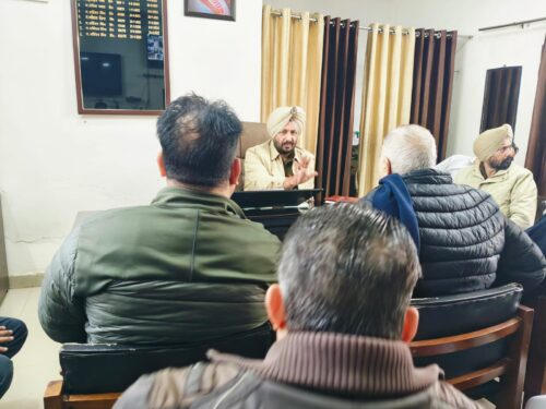 ਸ਼ਹਿਰ ਵਿੱਚ ਵਧ ਰਹੀਆਂ ਚੋਰੀਆਂ ਨੂੰ ਲੈ ਕੇ ਡੀਐਸਪੀ ਵਲੋਂ ਦੁਕਾਨਦਾਰਾਂ ਨਾਲ ਕੀਤੀ ਗੱਲਬਾਤ