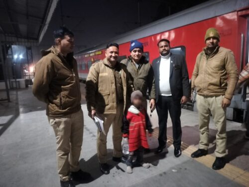 पंजाब मेल में टिकट चेकिंग स्टाफ ने नाबालिग बच्चे को सुरक्षित उसके परिजनों तक पहुँचाने की जिम्मेदारी निभाई।