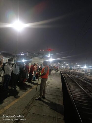 अवैध रूप से रेलवे लाइन पार करना, कहीं बन न जाये परेशानी का सबब 