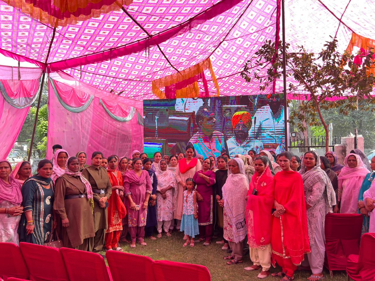 ਮਹਿਲਾਵਾਂ ਲਈ 1000 ਤੇ 1500 ਰੁਪਏ ਸਕੀਮ ਦਾ ਐਲਾਨ, ਫਿਰੋਜ਼ਪੁਰ ਵਿੱਚ ਲੱਡੂ ਵੰਡ ਕੇ ਮਨਾਈ ਖੁਸ਼ੀ