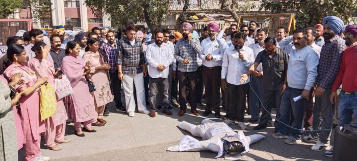 ਸਰਕਾਰ ਦੇ ਲਾਰਿਆਂ ਤੋਂ ਅੱਕੇ ਮੁਲਾਜ਼ਮਾਂ ਵੱਲੋਂ ਰੋਹ ਭਰਪੂਰ ਅਰਥੀ ਫੂਕ ਮੁਜ਼ਾਹਰਾ