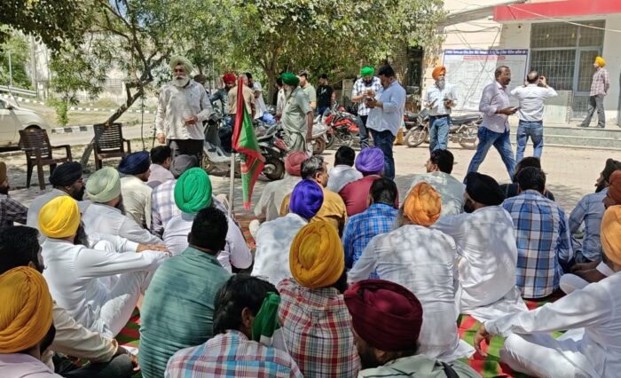 ਫਿਰੋਜ਼ਪੁਰ RTA ਦਫ਼ਤਰ ਅੱਗੇ ਲੋਕਾਂ ਦਾ ਧਰਨਾ, ਪ੍ਰਸ਼ਾਸਨ ਖ਼ਿਲਾਫ਼ ਤਿੱਖਾ ਰੋਸ