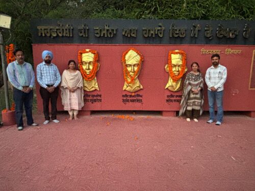 ਹੁਸੈਨੀਵਾਲਾ ਸਮਾਰਕ ‘ਤੇ ਸ਼ਹੀਦਾਂ ਨੂੰ ਸਿਜਦਾ ਕਰਨ ਪੁੱਜੇ ਆਈ.ਏ.ਐਸ ਵਰਸ਼ਾ ਸਿਨਹਾ ਨੇ ਦਿੱਤੀ ਸ਼ਰਧਾਂਜਲੀ