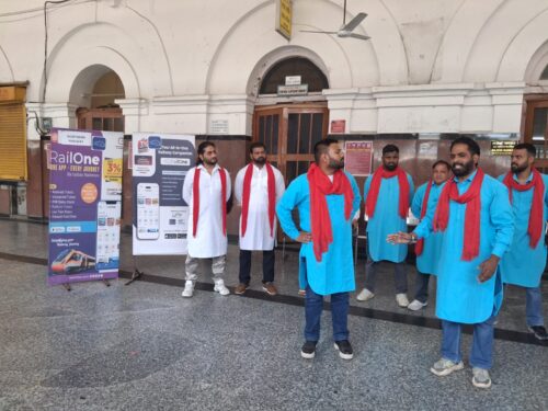 फिरोजपुर मंडल के अमृतसर स्टेशन पर नुक्कड़ नाटक से डिजिटल टिकटिंग का संदेश।