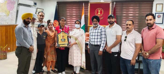 ਡਿਪਟੀ ਕਮਿਸ਼ਨਰ ਨੇ ਖਿਡਾਰਨ ਰਸ਼ਮੀਨ ਕੌਰ ਨੂੰ ਭਵਿੱਖ ਵਿੱਚ ਹੋਰ ਵੱਡੀਆਂ ਉਪਲਬਧੀਆਂ ਹਾਸਲ ਕਰਨ ਲਈ ਦਿੱਤੀਆਂ ਸ਼ੁਭ ਇੱਛਾਵਾਂ
