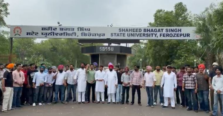 S.B.S ਸਟੇਟ ਟੈਕਨੀਕਲ ਯੂਨੀਵਰਸਿਟੀ ਬਾਹਰ NSUI ਦਾ ਰੋਸ ਪ੍ਰਦਰਸ਼ਨ ਸਿੱਖਿਆ ਮੰਤਰੀ ਦਾ ਪੁਤਲਾ ਫੂਕਿਆ