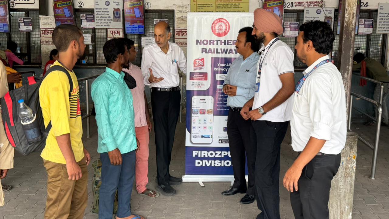 फिरोजपुर मंडल के लुधियाना रेलवे स्टेशन पर ‘रेल वन ऐप’ से टिकट खरीदने को लेकर यात्रियों को किया गया जागरूक।