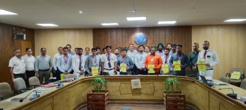 ड्यूटी के दौरान समर्पण और तत्परता दिखाने हेतु कर्मचारियों को संरक्षा पुरस्कार से सम्मानित किया गया।