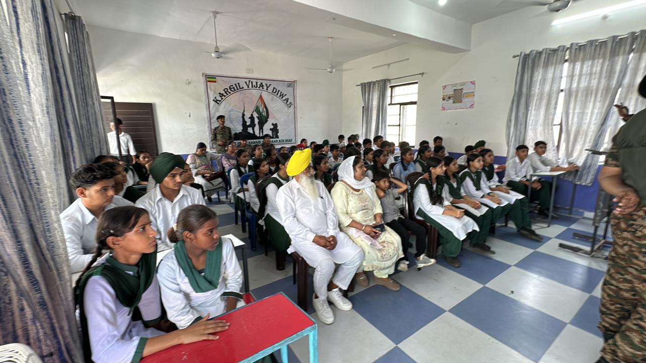 ਵੀਰ ਜਵਾਨਾਂ ਨੇ ਵਿਦਿਆਰਥੀਆਂ ਨੂੰ ਸਿਖਾਇਆ ਅਨੁਸ਼ਾਸਨ ਅਤੇ ਦੇਸ਼ ਸੇਵਾ ਦਾ ਪਾਠ
