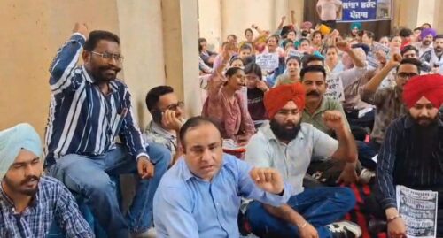 ਪੰਜਾਬ ਭਰ ਦੇ ਆਮ ਆਦਮੀ ਕਲੀਨਿਕਾਂ ਦੇ ਮੁਲਾਜ਼ਮ ਹੜਤਾਲ ‘ਤੇ, ਸਿਵਲ ਸਰਜਨ ਦਫ਼ਤਰ ਅੱਗੇ ਕੀਤਾ ਰੋਸ ਪ੍ਰਦਰਸ਼ਨ