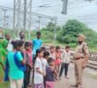 रेलवे फाटक एवं रेल पटरी पार करते समय सतर्क रहें और रेलवे नियमों का पालन करें।