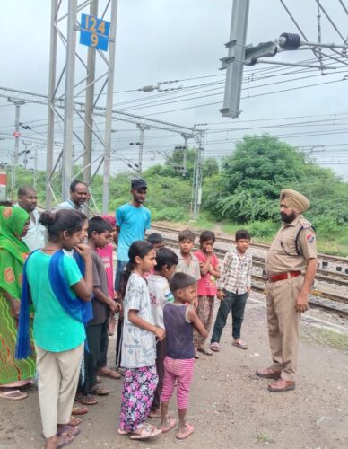 रेलवे फाटक एवं रेल पटरी पार करते समय सतर्क रहें और रेलवे नियमों का पालन करें।