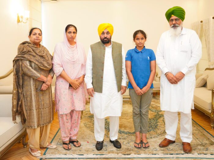 *ਮੁੱਖ ਮੰਤਰੀ ਭਗਵੰਤ ਸਿੰਘ ਮਾਨ ਵੱਲੋਂ ਮ੍ਰਿਤਕ ਕਬੱਡੀ ਖਿਡਾਰੀ ਗੁਰਜੀਤ ਸਿੰਘ ਤੂਤ ਦੇ ਪਰਿਵਾਰ ਨਾਲ ਮੁਲਾਕਾਤ, ਪਤਨੀ ਲਈ ਸਰਕਾਰੀ ਨੌਕਰੀ ਦਾ ਐਲਾਨ*