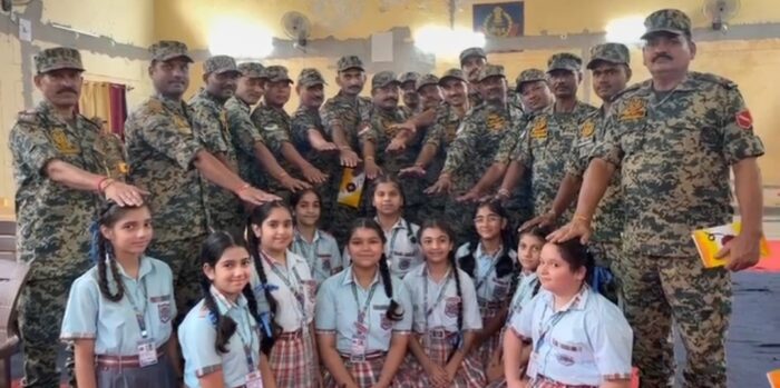 BSF ਜਵਾਨਾਂ ਦੀਆਂ ਕਲਾਈਆਂ ’ਤੇ ਬੰਨ੍ਹੀ ਰੱਖੜੀ, ਵਿਦਿਆਰਥੀਆਂ ਨੇ ਮਿਠਾਈ ਖਿਲਾ ਕੇ ਦਿੱਤੀਆਂ ਸ਼ੁਭਕਾਮਨਾਵਾਂ