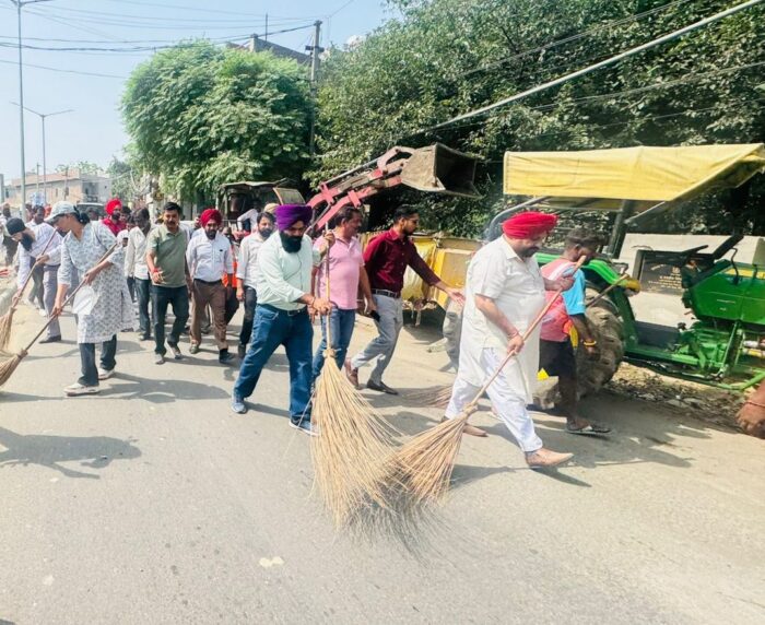 ਨਗਰ ਕੌਂਸਲ ਫਿਰੋਜ਼ਪੁਰ ਵੱਲੋਂ ਮਿਸ਼ਨ ਕਲੀਨ ਤਹਿਤ ਸਰਕੂਲਰ ਰੋਡ ਦੀ ਕਰਵਾਈ ਗਈ ਸਫਾਈ