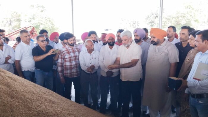 ਕੈਬਨਿਟ ਮੰਤਰੀ ਲਾਲ ਚੰਦ ਕਟਾਰੂਚੱਕ ਨੇ ਫਿਰੋਜ਼ਪੁਰ ਸ਼ਹਿਰ ਦੀ ਦਾਣਾ ਮੰਡੀ ਪਹੁੰਚ ਕੇ ਝੋਨੇ ਦੇ ਖ਼ਰੀਦ ਪ੍ਰਬੰਧਾਂ ਦਾ ਜਾਇਜ਼ਾ ਲਿਆ